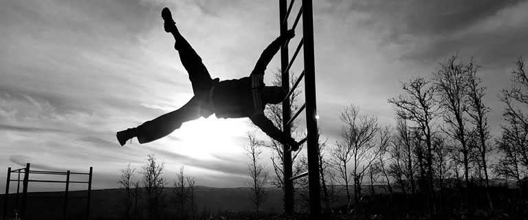 Hallgrim Hansegård in human flag - Tuftepark at Beitostølen